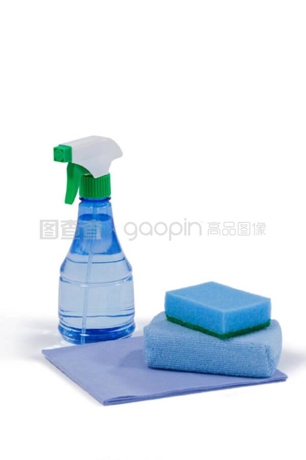 白色背景的清洁剂喷雾瓶、清洗垫和清洗垫